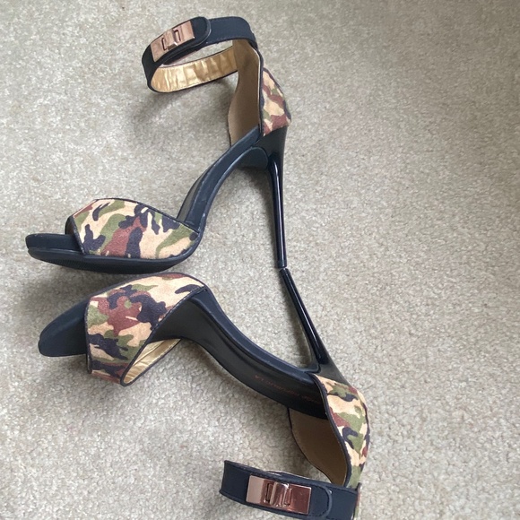 Open-toed faux suede camo ankle-strap shoe, size 7.5 - Picture 6 of 11
